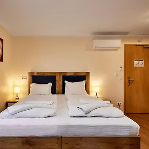 Isha Hotell